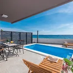 Apartment Eni Beachfront With Pool *