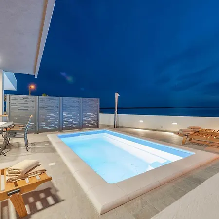 Apartament Eni Beachfront With Pool Mandre