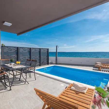 Apartament Eni Beachfront With Pool *