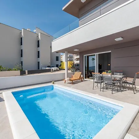 Apartament Eni Beachfront With Pool Mandre