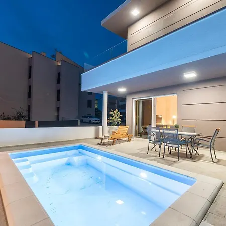 Eni Beachfront With Pool Mandre