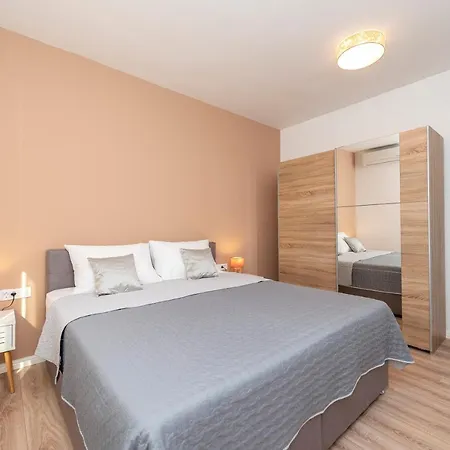 Apartament Eni Beachfront With Pool Mandre