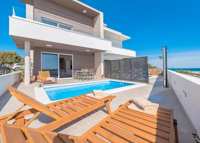 Eni Beachfront With Pool Apartment Mandre