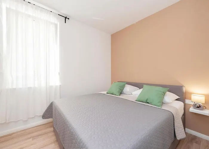 Eni Beachfront With Pool Apartment Mandre