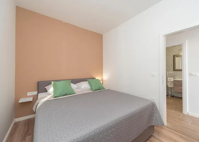 Eni Beachfront With Pool Apartment Mandre