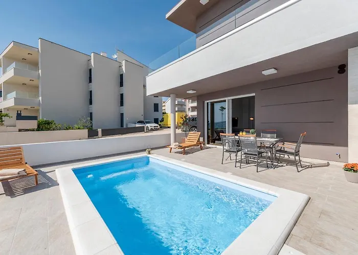 Apartment Eni Beachfront With Pool Mandre