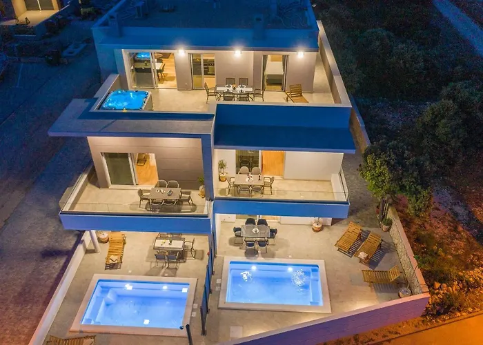 Eni Beachfront With Pool Apartment *