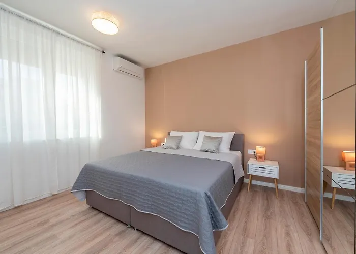 Apartment Eni Beachfront With Pool Mandre