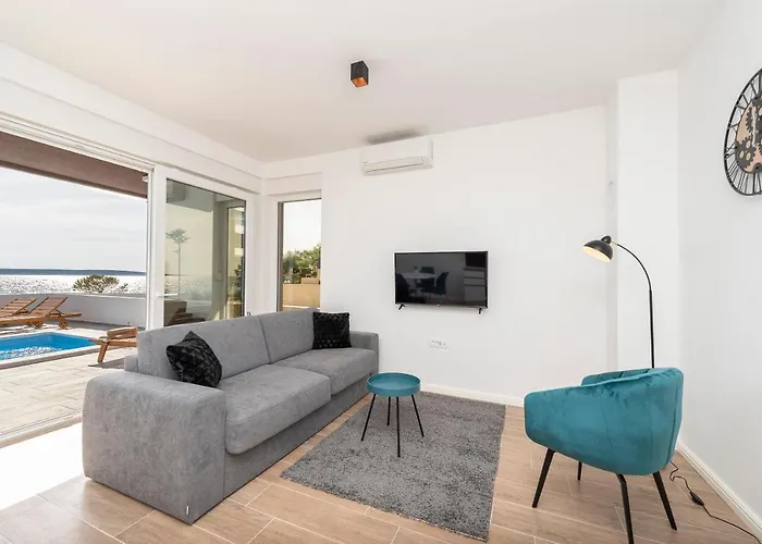 Eni Beachfront With Pool Apartment