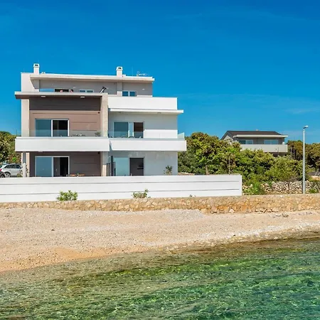 Apartment Eni Beachfront With Pool Mandre