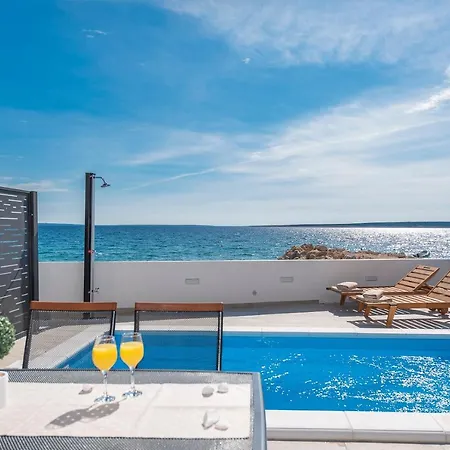 Eni Beachfront With Pool Apartment Mandre