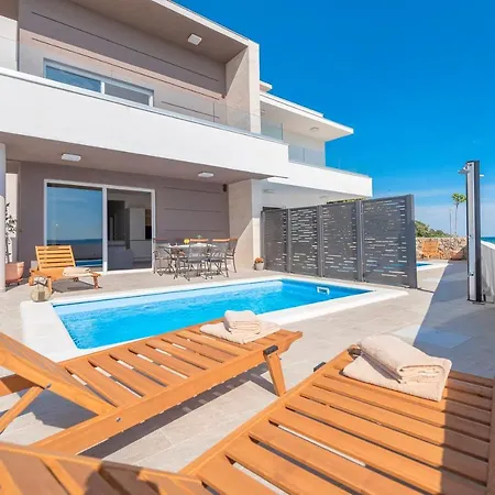 Eni Beachfront With Pool Apartment Mandre