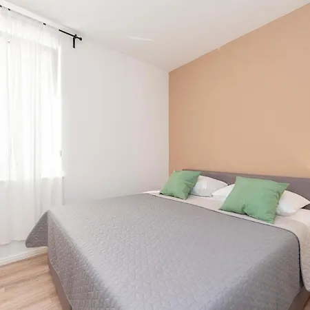 Eni Beachfront With Pool Apartment Mandre