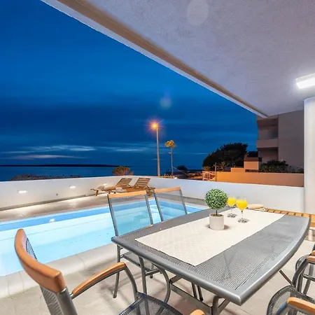 Eni Beachfront With Pool *