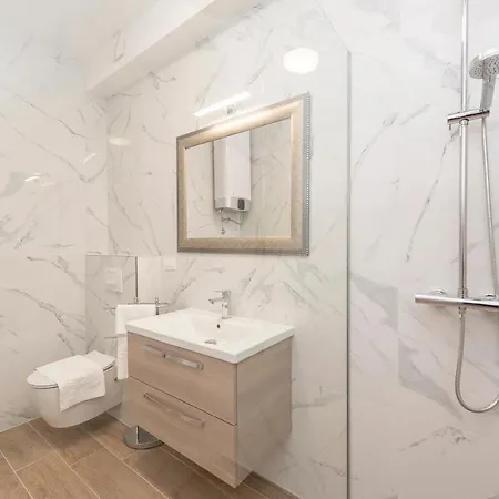 Eni Beachfront With Pool Apartment Mandre