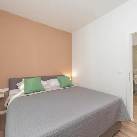 Eni Beachfront With Pool Apartment Mandre