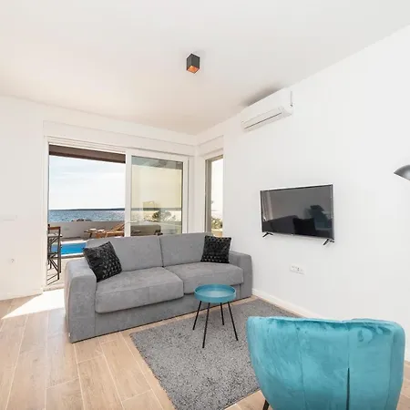 Eni Beachfront With Pool Mandre