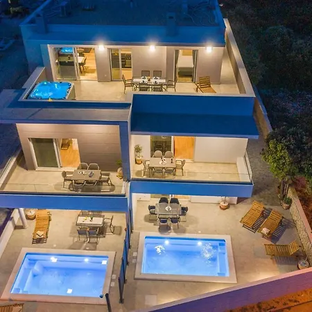 Eni Beachfront With Pool Apartment *
