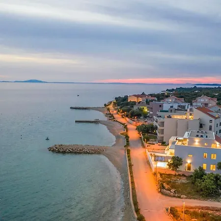 Apartment Eni Beachfront With Pool Mandre