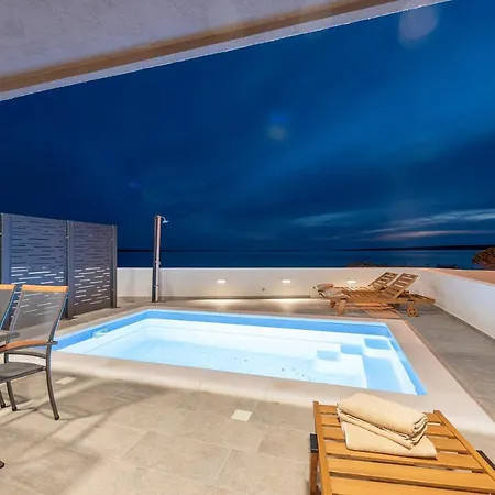 Eni Beachfront With Pool Mandre