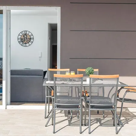 Eni Beachfront With Pool *