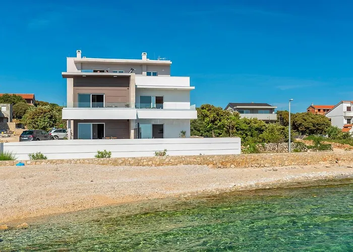 Апартаменты Eni Beachfront With Pool Мандре