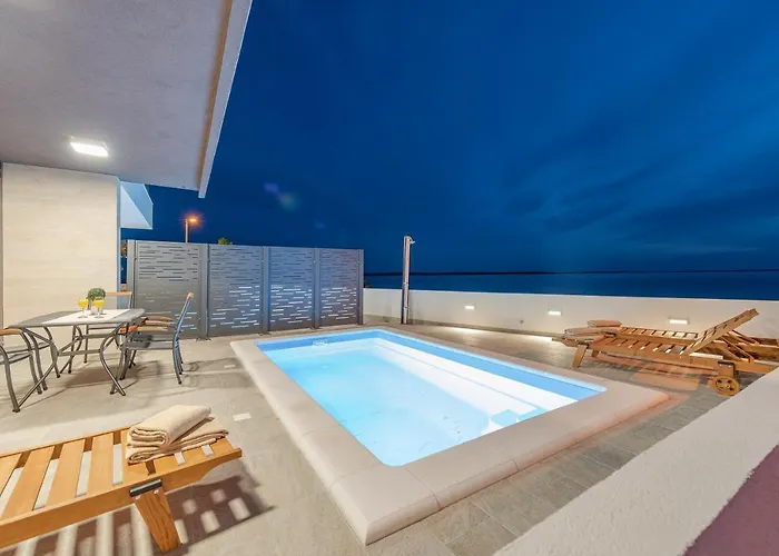 Апартаменты Eni Beachfront With Pool Мандре