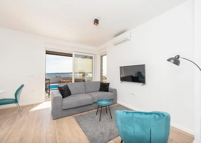 Eni Beachfront With Pool Мандре