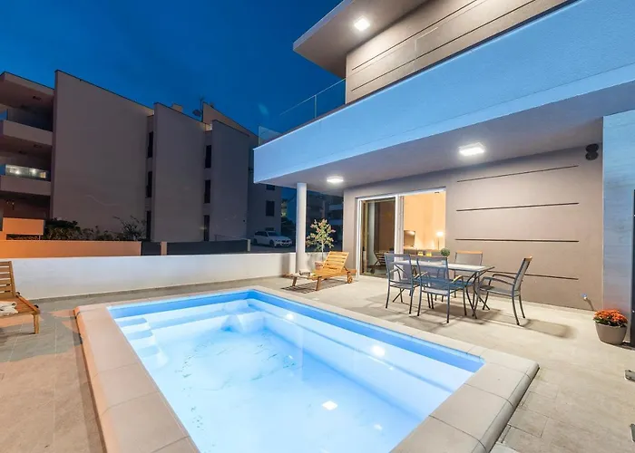 Eni Beachfront With Pool Мандре