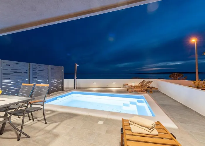 Eni Beachfront With Pool Mandre