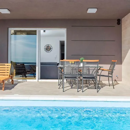 Apartman Eni Beachfront With Pool *