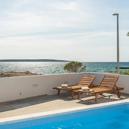 Eni Beachfront With Pool Apartman *
