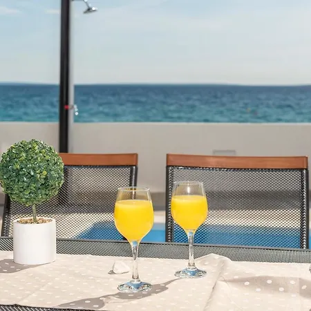 Apartman Eni Beachfront With Pool