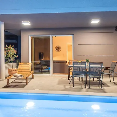 Eni Beachfront With Pool Apartman *