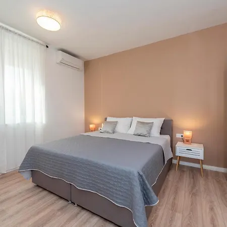 Apartman Eni Beachfront With Pool Mandre