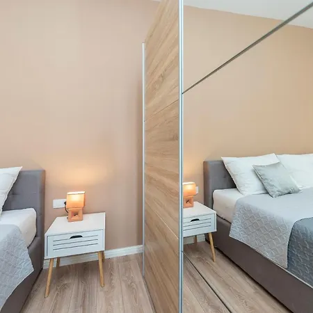 Apartman Eni Beachfront With Pool *