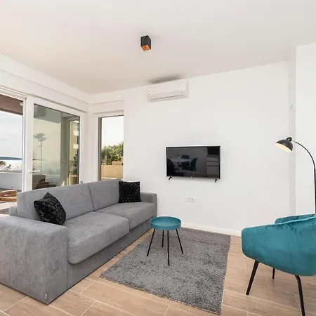 Eni Beachfront With Pool Apartman