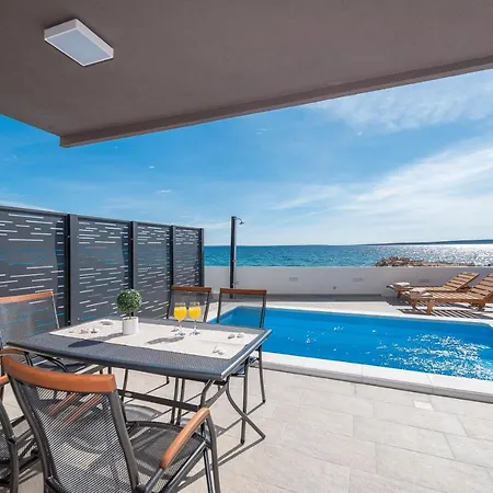 Eni Beachfront With Pool Apartman