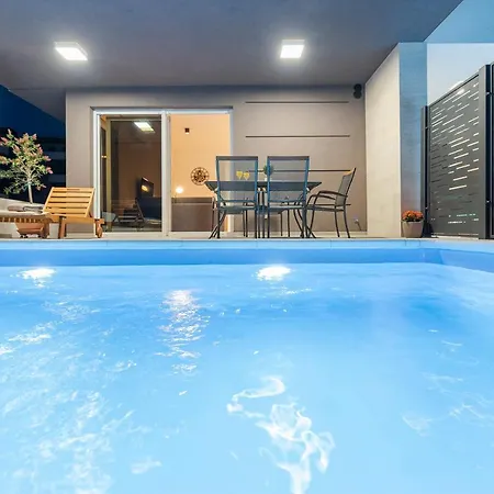 Eni Beachfront With Pool Apartman