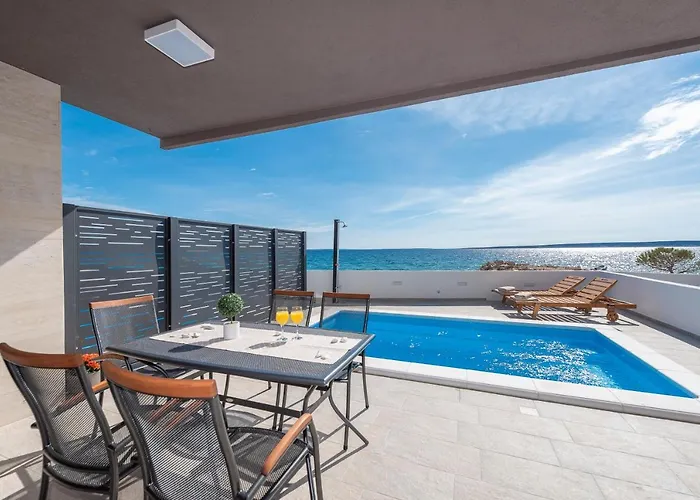 Eni Beachfront With Pool Appartement